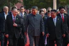 Putyin és Hszi Csin-ping séta közben az örök életről és szervátültetésről beszélgettek