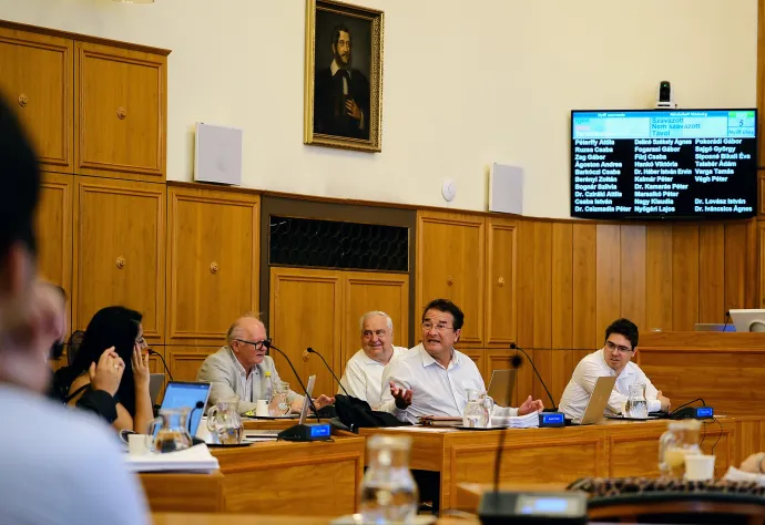 Berényi Zoltán, az Összefogás Pécsért Egyesület frakcióvezetője beszél a pécsi közgyűlésben – Fotó: Gűth Ervin / Telex