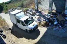 MÁV-os teherautóról dobálták a 7-es út alá a szemetet, amikor repült a bírság, gyorsan visszapakoltak