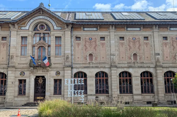 Milliárdokat érő porcelánokat loptak el betörők egy francia múzeumból