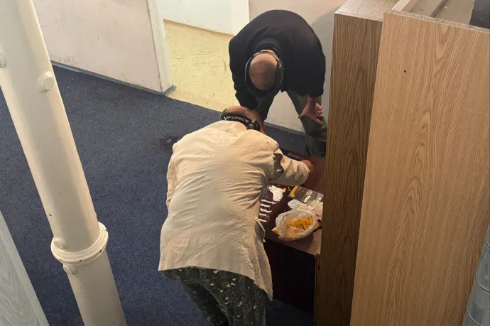 Két síszemüveges férfin ütöttek rajta egy rendőrségi sajtótájékoztatón