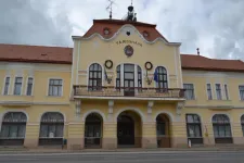 Vajas kenyér a menü a balmazújvárosi iskolák menzáján, a Fidesz és az ellenzék egymásra mutogat