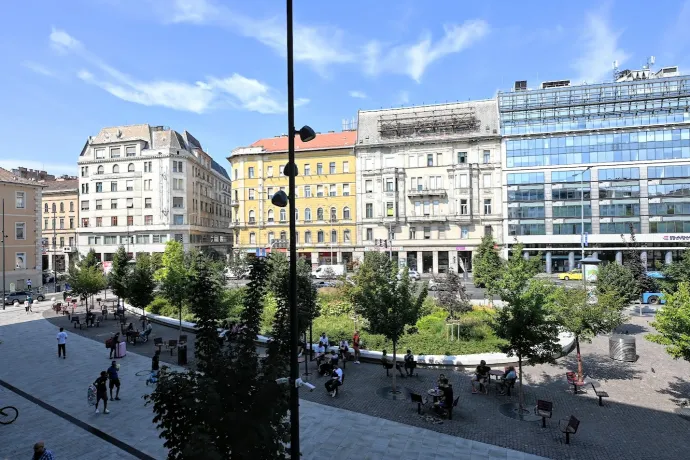 A tér hátsó fele a bivakkal – Fotó: Tenczer Gábor / Telex