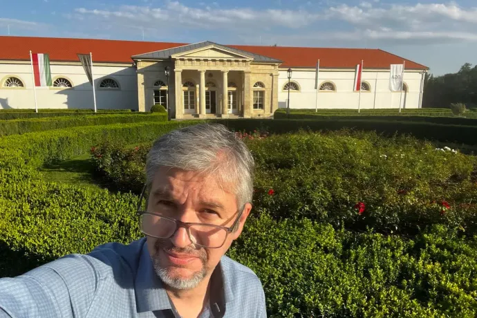 Hadházy meglátogatta a felújított golfklubot Hatvanpuszta mellett