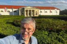 Hadházy meglátogatta a felújított golfklubot Hatvanpuszta mellett