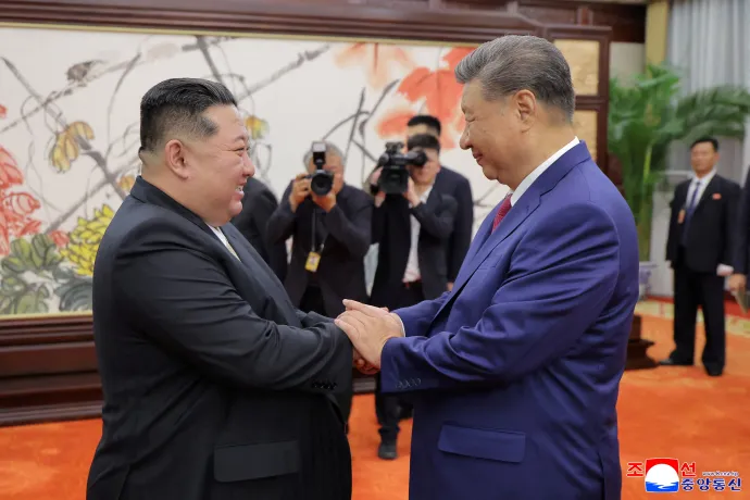 Kim Dzsongun észak-koreai és Hszi Csin-ping kínai elnök kezet ráznak egymással a kétoldalú csúcstalálkozón Pekingben, 2025. szeptember 4-én – Fotó: Korean Central News Agency (KCNA) / Reuters