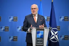 Az észt elnök szerint talán nem megbélyegezni kellene Orbánt, hanem többet beszélni vele