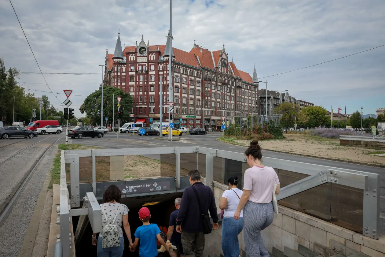 Az első képen a IX. kerületi Mihálkovics utca, a Hámán Kató út (a mai Haller utca) és az Üllői út sarkán álló lakóépület hátsó homlokzata, a Mihálkovics-telep bontásakor, 1979-ben. A második képen a Haller utca 88. 2025. szeptember 4-én – Fotó: Krantz Károly / Fortepan; Huszti István / Telex