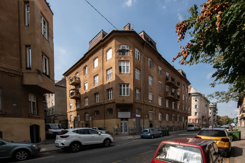 Kislakásos bérházak a XIII. kerületi Hegedűs Gyula utca 88–92. alatt napjainkban – Fotó: Bődey János / Telex