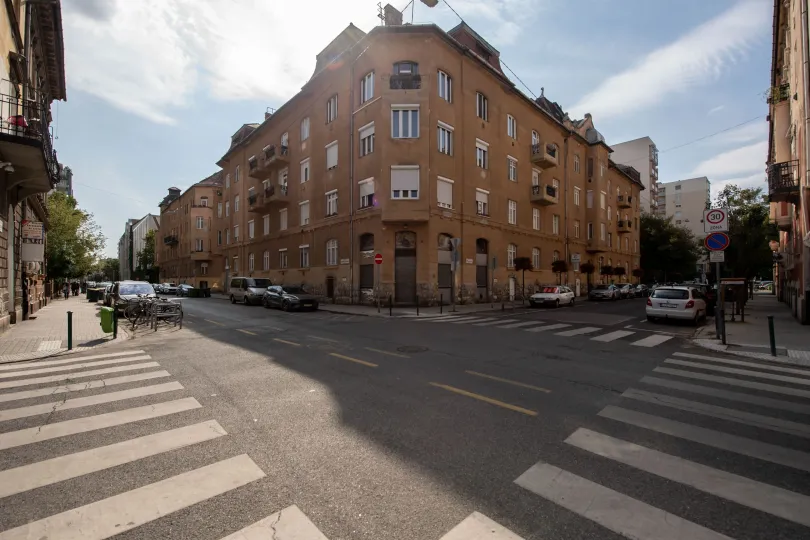 Kislakásos bérházak a XIII. kerületi Hegedűs Gyula utca 88–92. alatt napjainkban – Fotó: Bődey János / Telex