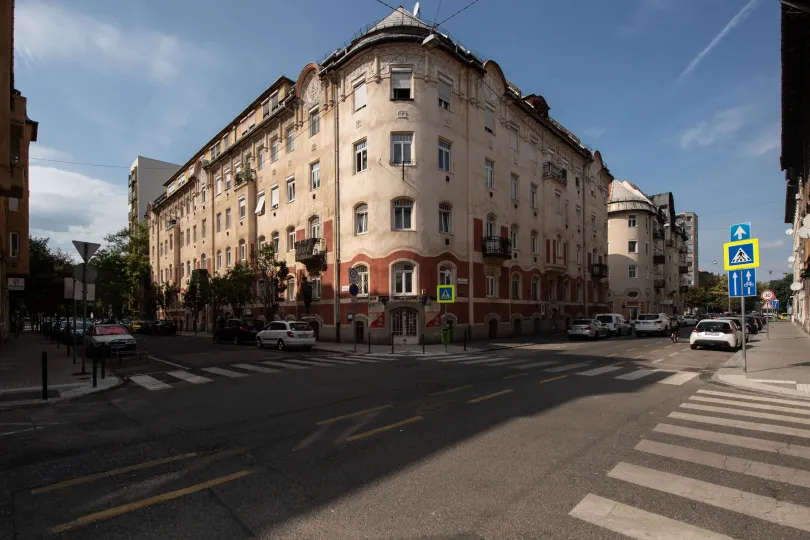 Kislakásos bérházak a XIII. kerületi Hegedűs Gyula utca 88–92. alatt napjainkban – Fotó: Bődey János / Telex