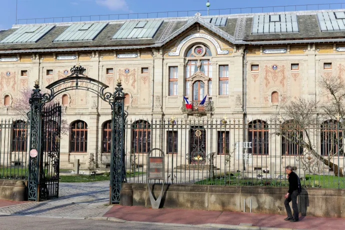 Betörtek egy ablakot, és ellopták a 9,5 millió eurót érő műkincseket