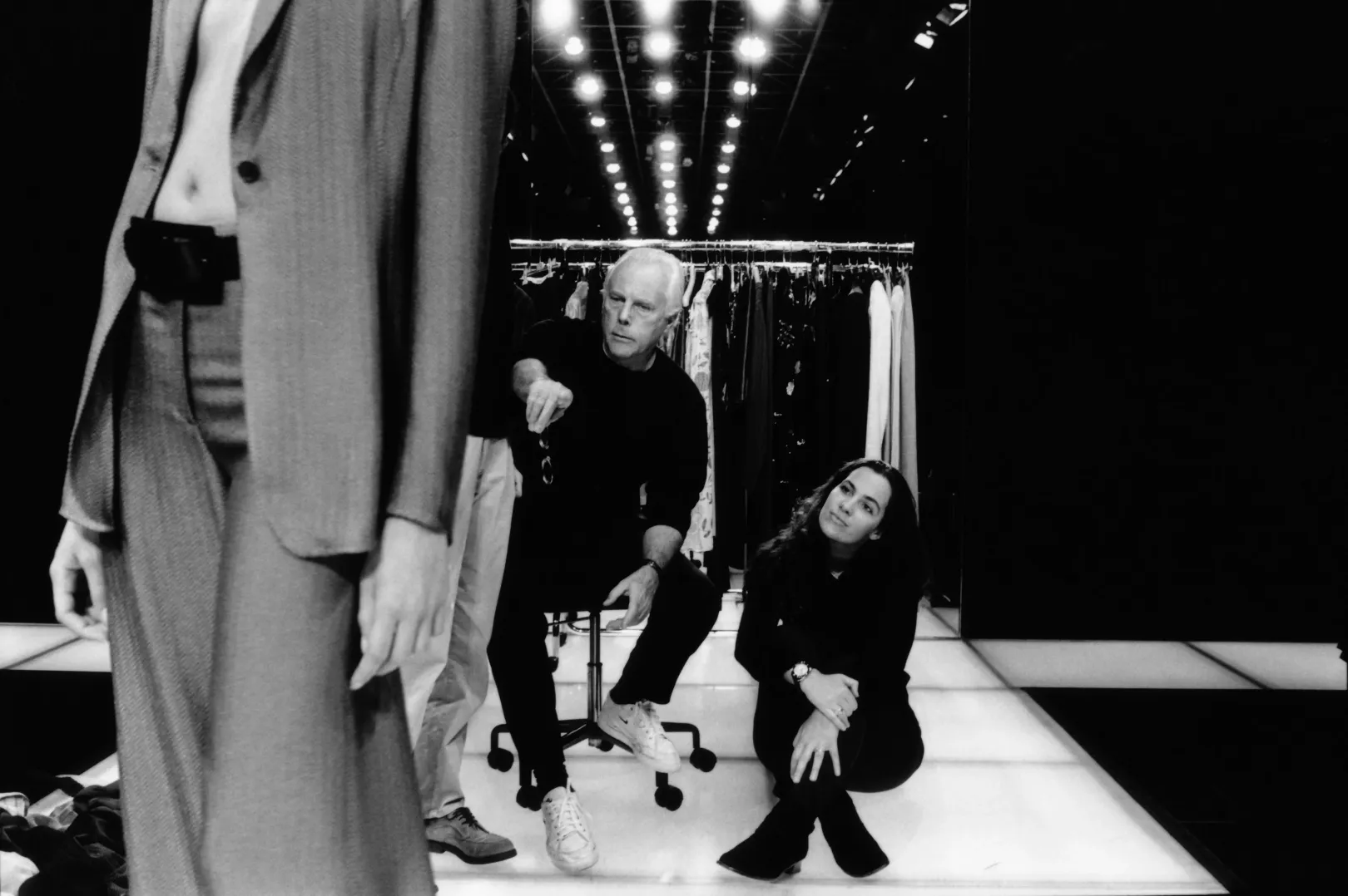 Giorgio Armani és unokahúga az 1998-as tavaszi–nyári kollekció bemutatója előtt Milánóban, 1997 novemberében – Fotó: Francois Goudier / Gamma-Rapho / Getty Images
