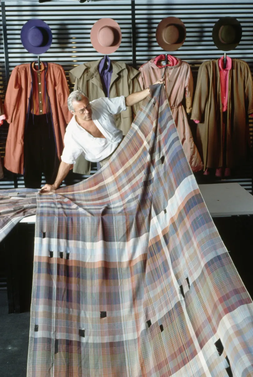 Armani munka közben a varrodában 1979-ben és modellekkel az 1980-as őszi kollekció bemutatója előtt – Fotó: Vittoriano Rastelli / Corbis / Getty Images és Michel Maurou / WWD / Penske Media / Getty Images
