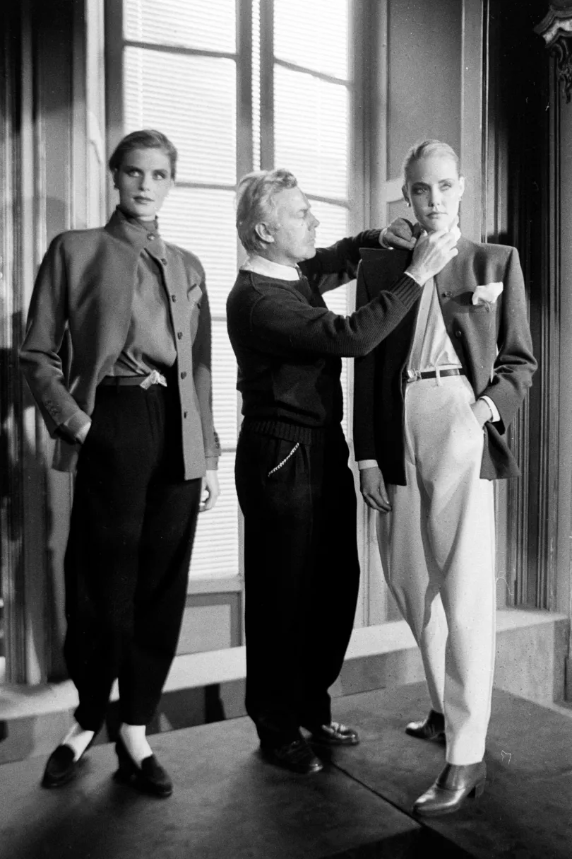 Armani munka közben a varrodában 1979-ben és modellekkel az 1980-as őszi kollekció bemutatója előtt – Fotó: Vittoriano Rastelli / Corbis / Getty Images és Michel Maurou / WWD / Penske Media / Getty Images