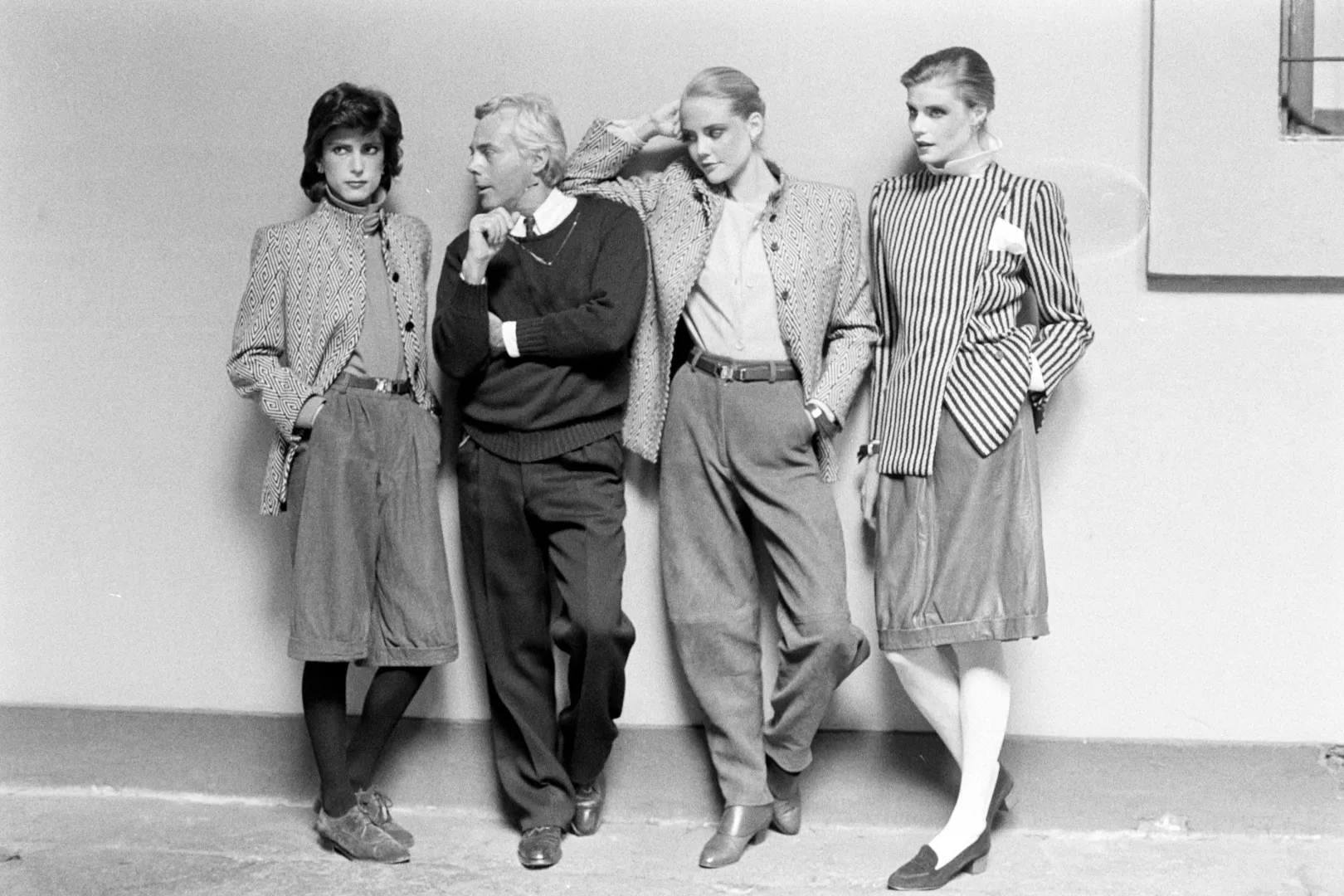 Armani és modelljei az 1980-as őszi kollekció bemutatásakor – Fotó: Michel Maurou / WWD / Penske Media / Getty Images