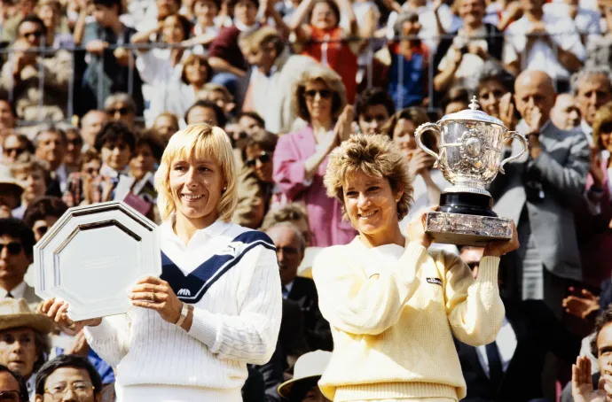 Chris Evert-Lloyd és Martina Navratilova 1985. június 8-án, a Roland Garros eredményhirdetésén – Fotó: Philippe Bouchon / AFP