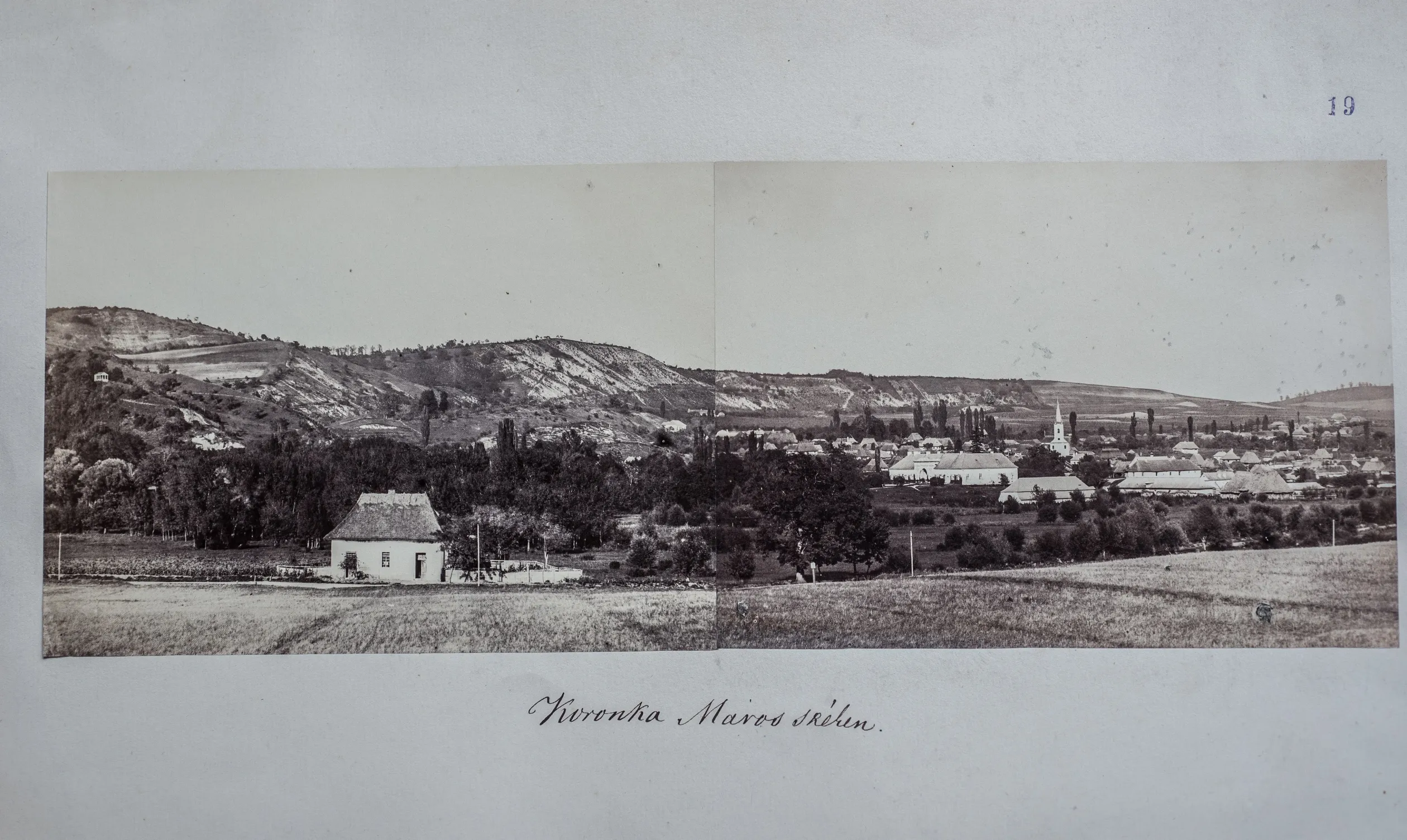 (Erről nem készült metszet.) "Most a bal oldali völgybe térünk, melynek itt keleti irányt vevő torkolatában fekszik szépen regényesen Koronka." (IV. köt. 175. o.) – Fotó: Orbán Balázs / Orbán Balázs Látogatóközpont / Azopan Fotóarchívum