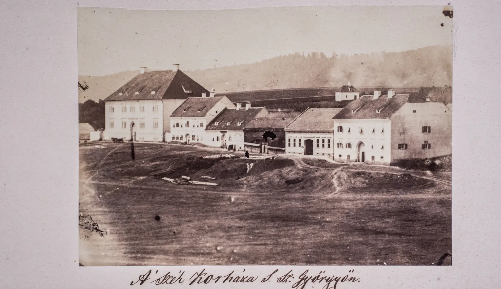 (Erről nem készült metszet.) "Palotaszerű kórodája a széknek... a Bach rendszer alatt (1852-1854) a székre kivetett rovatalból készült. Hogy középületek, emberbaráti intézetek alapíttassanak, az nagyon rendén van... hanem hogy a már úgyis túlterhelt nép a közügy ürügye alatt kizsákmányoltassék, az már sehogy sincsen rendén" (III. köt. 40. o.) – Fotó: Orbán Balázs / Orbán Balázs Látogatóközpont / Azopan Fotóarchívum