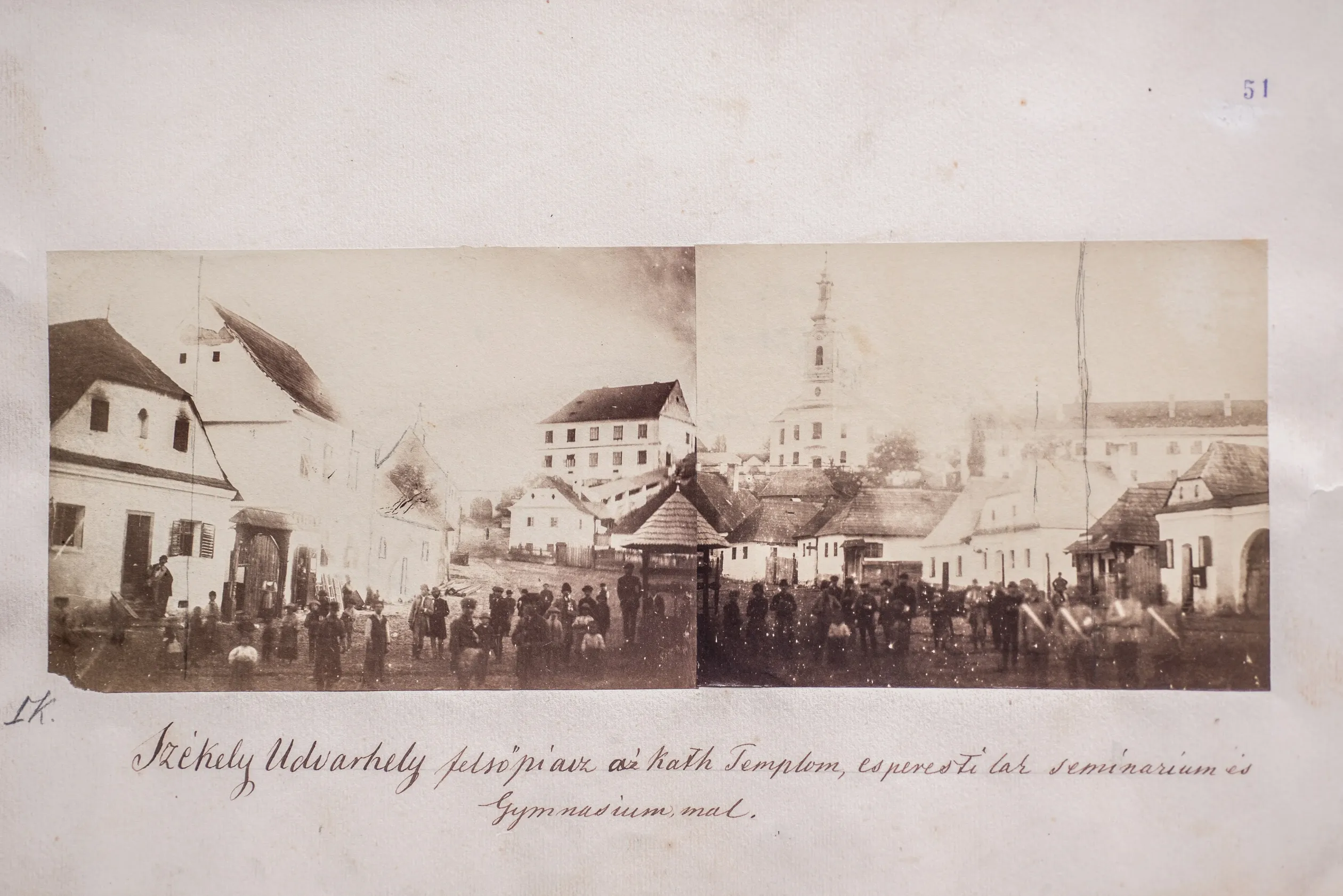 "A város felett délre felemelkedő Szt. Mihály hegyét a katolikusok igen díszes temploma, a kastélyszerű esperesi lak, növelde (Seminarium) és Fő Gymnasium fejérre meszelt vidor küllemű épületei koronázzák, melyek miként 2-ik képünk mutatja igen festői csoportozatot alkotnak. (I. köt. 50. o.) – Fotó: Orbán Balázs / Orbán Balázs Látogatóközpont / Azopan Fotóarchívum