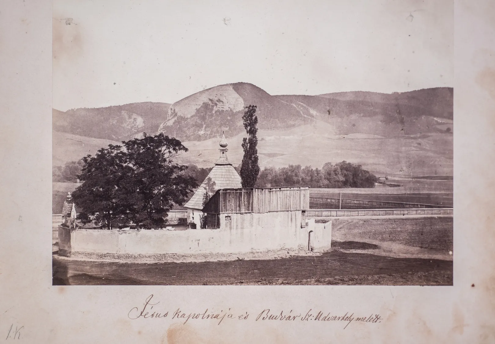 "A néphagyomány azt tartja, hogy Buda vezér ott arany, ezüst, vas hármas koporsóban van roppant kincshalmazával eltemetve. Itt állott Budvára, melyet Buda vezér még Attila birodalmának fölbomlása előtt épített volt, s melyhez történelmünk mítoszi korából oly sok titokszerűt köt a néphit." (I. köt. 60. o.) – Fotó: Orbán Balázs / Orbán Balázs Látogatóközpont / Azopan Fotóarchívum