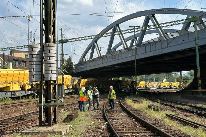 Több ezer tonna zúzottkő, izzó talpfák, 15 kilométer felsővezeték: így halad a Keleti felújítása