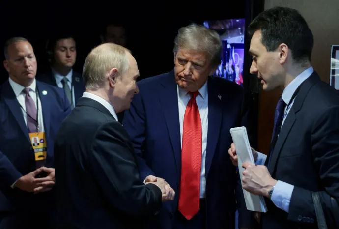 Vlagyimir Putyin és Donald Trump kezet fog az alaszkai Anchorage-ban található Elmendorf-Richardson bázison 2025. augusztus 15-én az ukrajnai béketárgyalást követő sajtótájékoztató után – Fotó: Gavriil Grigorov / Sputnik / Reuters