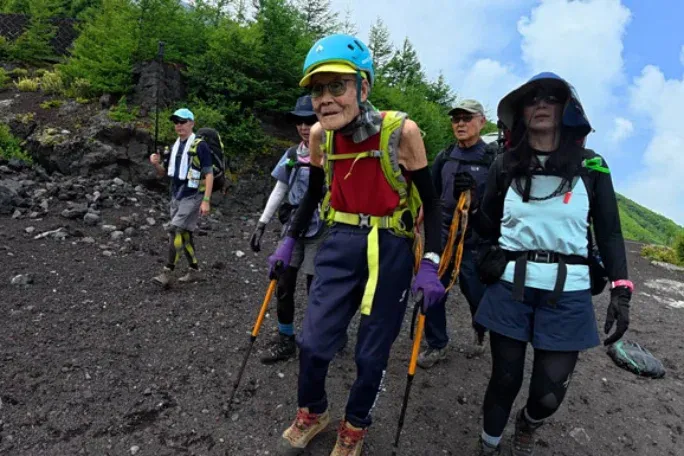 Egy 102 éves japán férfi a Fudzsi legidősebb megmászója, most a 70 éves lányával ment fel