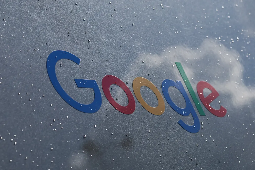 Közel 3 milliárd eurós bírságot kapott a Google az EU-tól