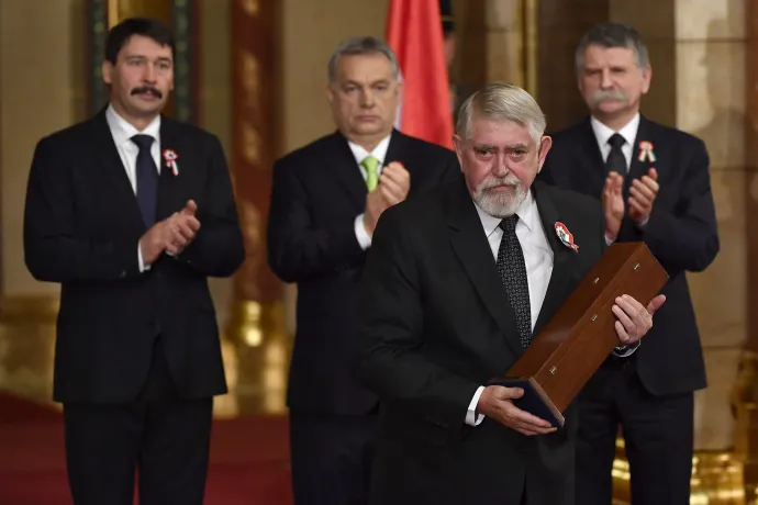 Kásler Miklós, az Országos Onkológiai Intézet főigazgató főorvosa, miután átvette a Széchenyi-díjat Áder János köztársasági elnöktől a Kossuth- és Széchenyi-díjak, valamint a Magyar Érdemrend kitüntetéseinek ünnepélyes átadásán az 1848–49-es forradalom és szabadságharc évfordulóján a Parlament kupolacsarnokában 2018. március 15-én – Fotó: Illyés Tibor / MTI