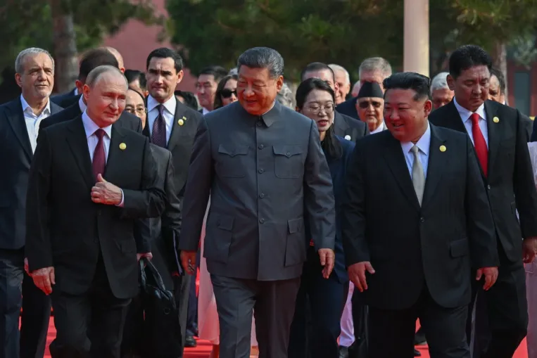 Mao-zubbony, modern fegyverek és csevej az örök életről: így jelentkezett be Kína a világ vezetésére