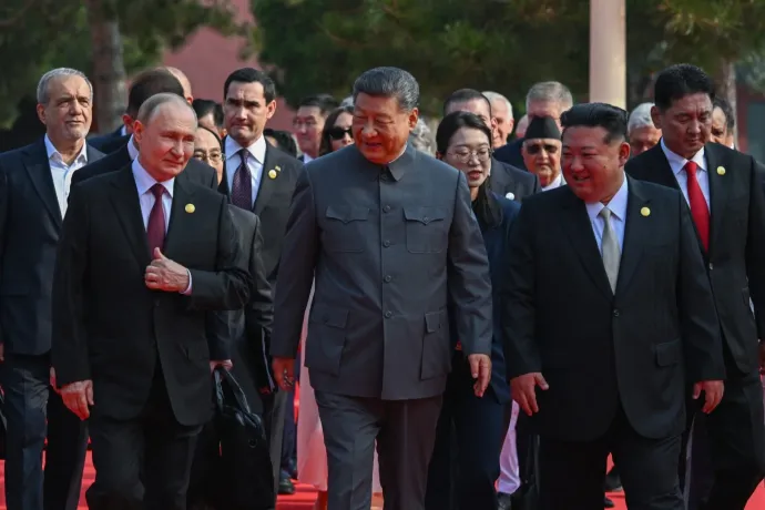 Mao-zubbony, modern fegyverek és csevej az örök életről: így jelentkezett be Kína a világ vezetésére