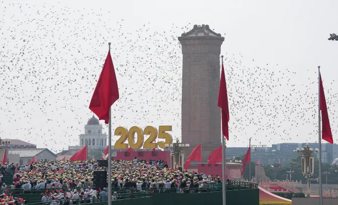 Galambokat engednek a magasba a második világháború lezárásának megemlékezésén Pekingben – Fotó: Zhang Keren / Xinhua / Xinhua via AFP