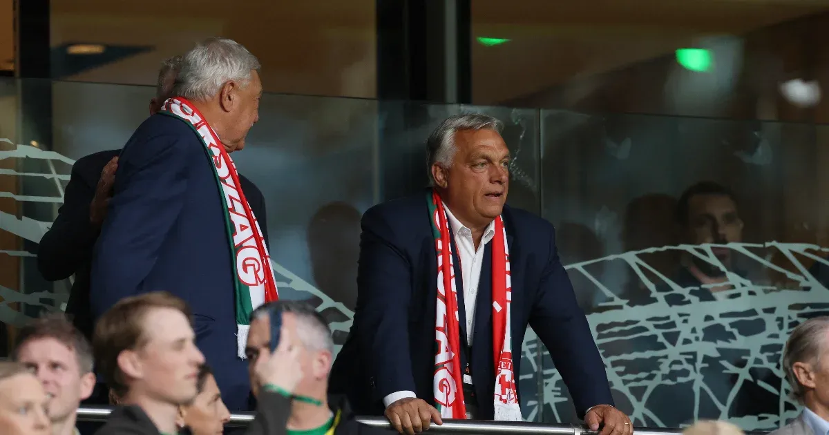 Orbán Viktor élőben, oldalán Csányi Sándorral követi a vb-selejtezőt Dublinban