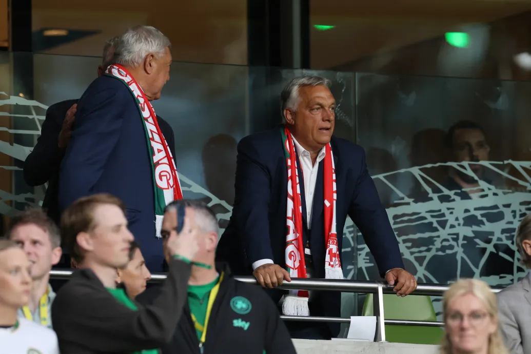 Orbán Viktor élőben, oldalán Csányi Sándorral követi a vb-selejtezőt Dublinban