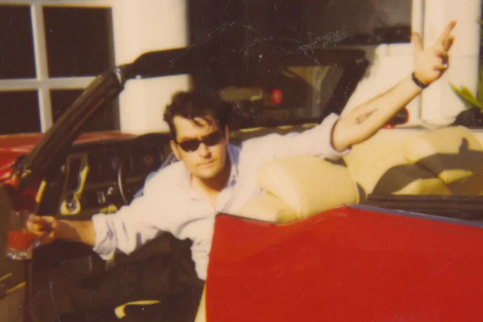 Charlie Sheen elmeséli a felemelkedését, aztán a teljes széthullását is