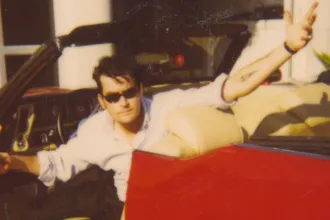 Charlie Sheen elmeséli a felemelkedését, aztán a teljes széthullását is