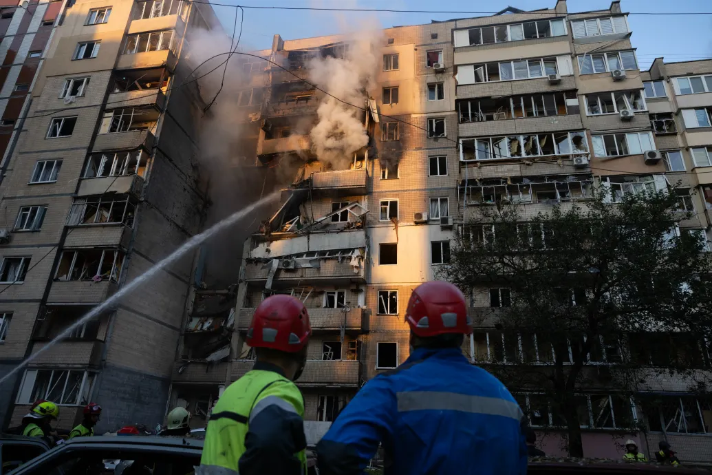 Egy két hónapos csecsemő halt meg a Kijev elleni orosz támadásokban, először érte találat a kormány épületét