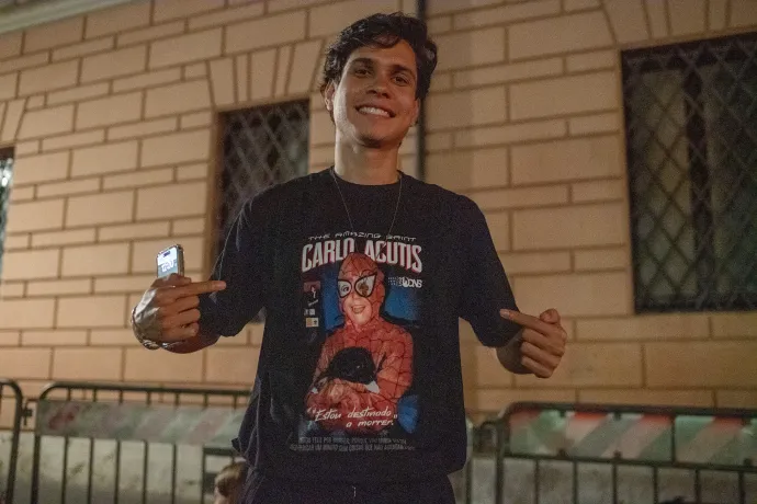 Egy brazil fiatal egy Carlo Acutist ábrázoló pólóban a Vatikánban. Fotó: Laura Lezza / 2025 Laura Lezza