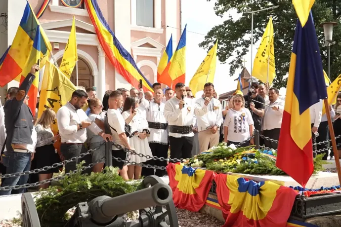 AUR-botrány Țebeában: Simion fotósa felmászott Avram Iancu sírjára, hogy fotót készítsen a pártvezérről