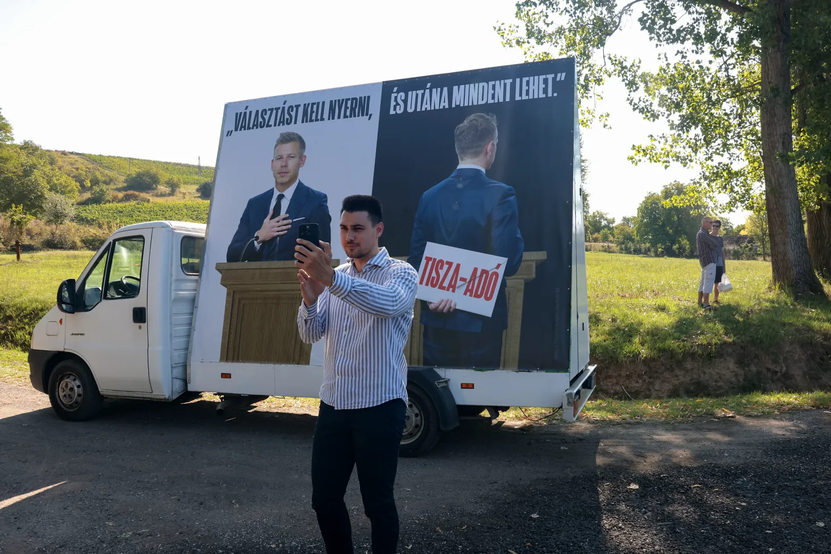 A Nemzeti Ellenállás Mozgalom Magyar Péter ellenes plakátautója is felbukkant a Tisza Párt rendezvényéhez vezető úton – Fotó: Hevesi-Szabó Lujza / Telex