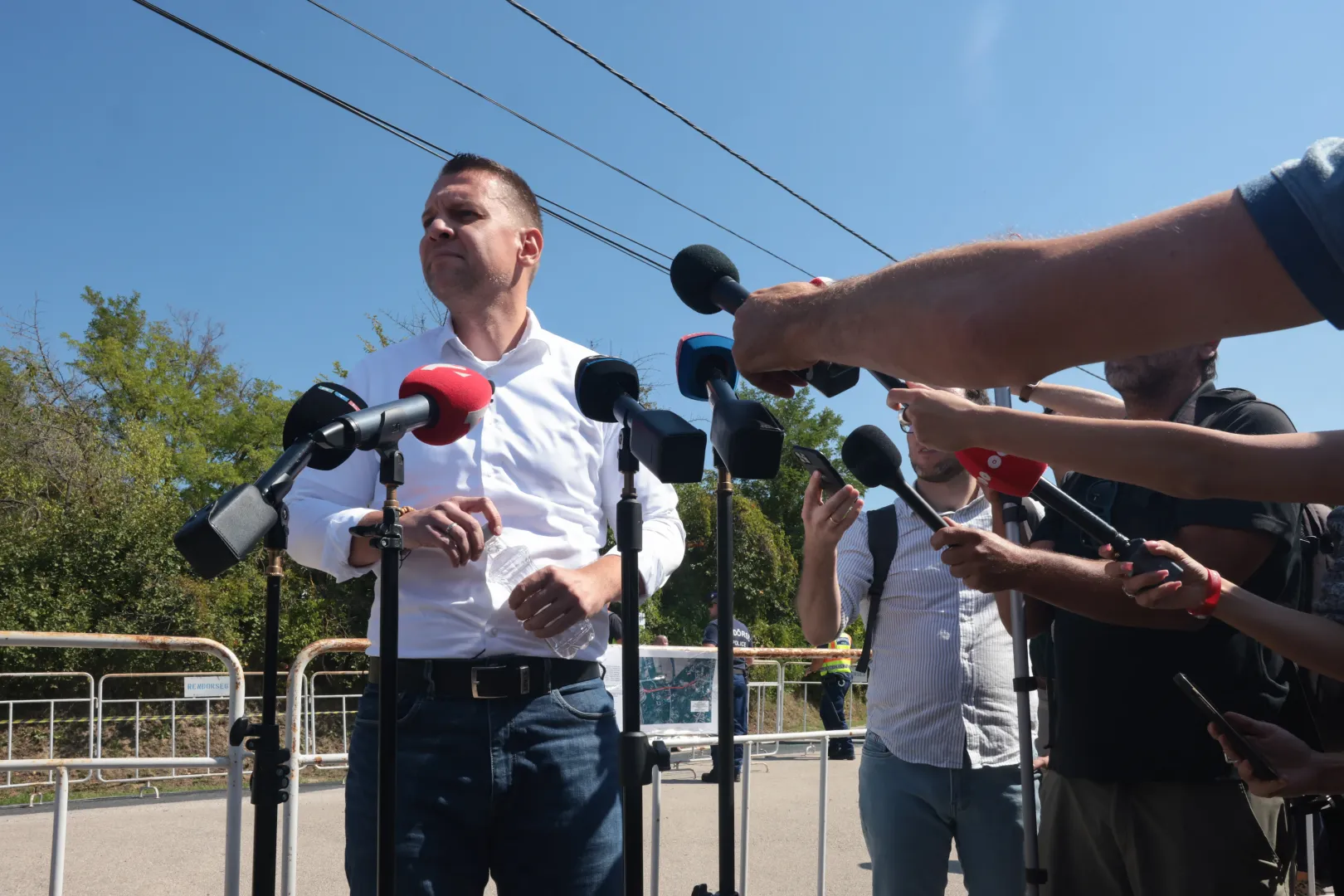 Menczer Tamás sajtótájékoztatót tartott napközben, ahol azt mondta, azért nyilatkozik újságíróknak, mert vajszíve van, és a falut a Tisza miatt kellett lezárni – Fotó: Hevesi-Szabó Lujza / Telex