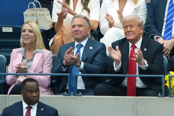 Donald Trump amerikai elnök (jobb oldalt), mellette Steve Witkoff különleges megbízott és Pam Bondi igazságügyi miniszter a US Open döntőjén – Fotó: Kevin Dietsch / Getty Images North America / Getty Images via AFP és Al Bello / Getty Images North America / Getty Images via AFP