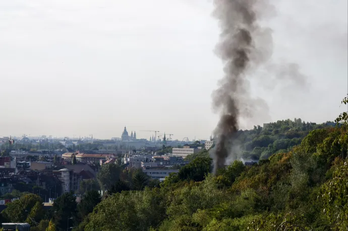 Kigyulladt egy óbudai lakás erkélye, messziről is látszott a füst