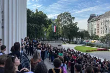 „Nincs más opciónk, csak az, hogy elmegyünk a boltba kasszázni” – üzemi gyűléssel tiltakoztak a Magyar Nemzeti Múzeum dolgozói az elmaradt bérrendezés miatt