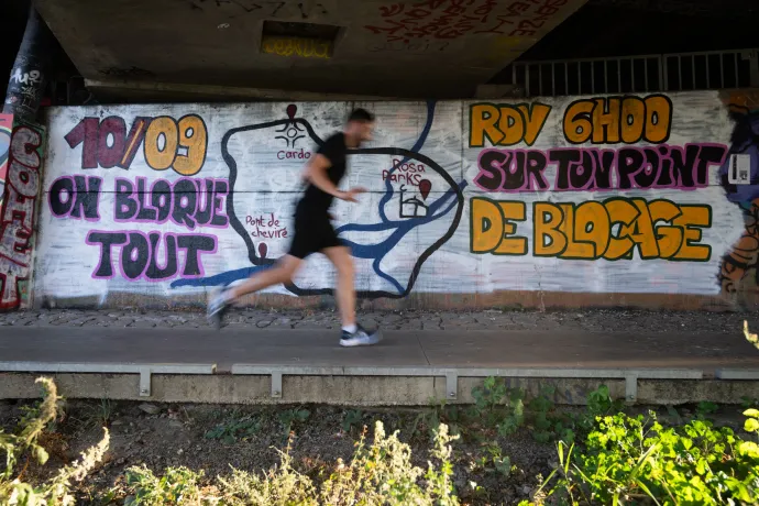 A megszorító intézkedések elleni tiltakozásként útlezárásra felhívó falfestés a franciaországi Nantes-ben 2025. szeptember 6-án – Fotó: Estelle Ruiz / Hans Lucas / AFP
