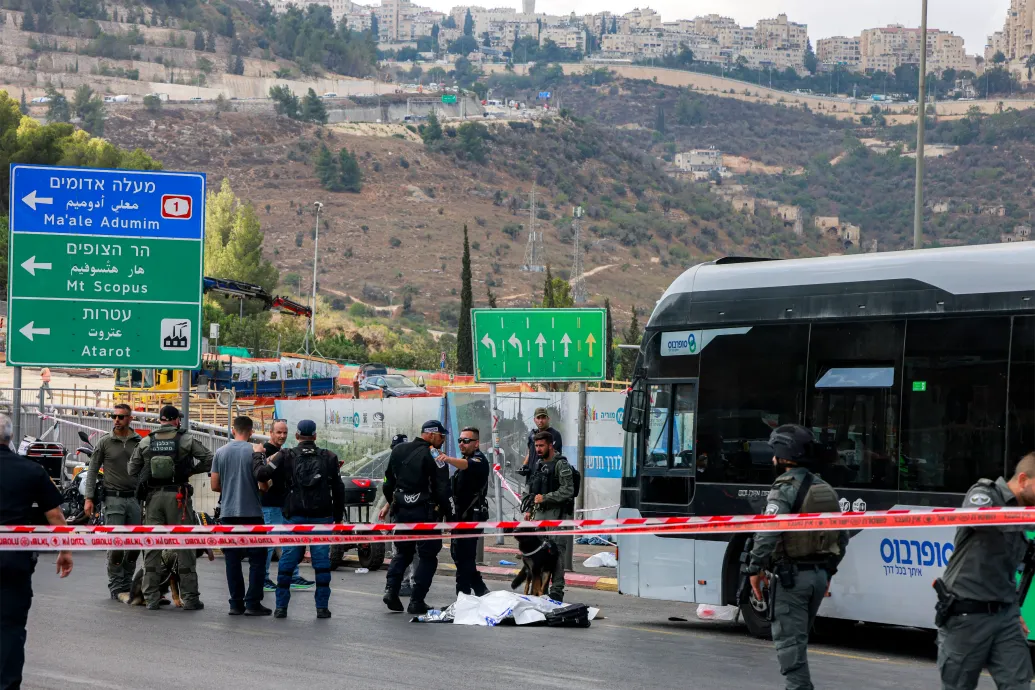Fegyveresek támadtak rá egy jeruzsálemi busz utasaira, öten meghaltak