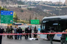 Fegyveresek támadtak rá egy jeruzsálemi busz utasaira, legalább hatan meghaltak