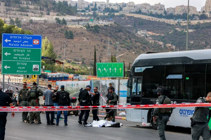 Fegyveresek támadtak rá egy jeruzsálemi busz utasaira, legalább hatan meghaltak