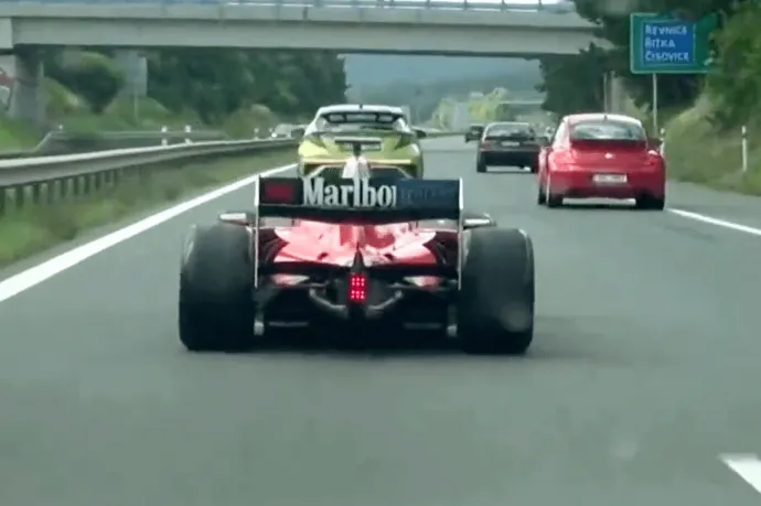 Helikopteres üldözés után elkapták az F1-es Ferrarinak látszó versenyautót Csehországban